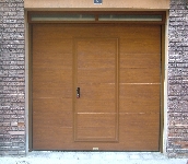 Puerta seccional imitacin madera con portn peatonal de gran belleza y compacta,su portn hace accesible la entrada desde el exterior con llave.